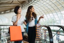 Two young pretty asian woman on shopping together — Stock Photo