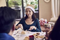 Glückliche junge asiatische Freunde feiern Weihnachten zusammen — Stockfoto