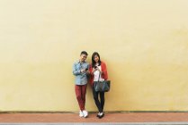 Ásia chinês casal passar tempo juntos no Chinatown olhando para smartphones — Fotografia de Stock
