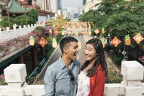 Joven feliz asiático pareja pasando tiempo en chinatown - foto de stock