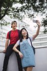 Jovem asiático faculdade estudantes tomando selfie juntos — Fotografia de Stock