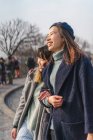 Молоді випадкові азіатські дівчата обіймаються на відкритому повітрі — стокове фото
