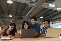 Jovens empresários de sucesso que trabalham em conjunto no escritório moderno — Fotografia de Stock