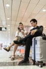 Negócio bem sucedido casal asiático junto com café no aeroporto — Fotografia de Stock