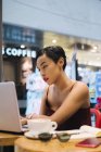Молодий привабливою азіатські жінки за допомогою ноутбука в торговому центрі — стокове фото