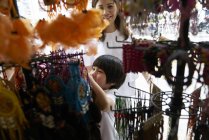 Glückliche junge asiatische Familie zusammen auf dem Wochenmarkt — Stockfoto