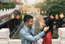 Un couple d'Asiatiques chinois passe du temps ensemble dans le quartier chinois — Photo de stock
