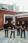 Молода азіатська рок-група позує разом для камери — стокове фото