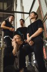 Молодая азиатская рок-группа позирует вместе для камеры — стоковое фото