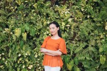 Asiatin trägt orangefarbene Bluse — Stockfoto
