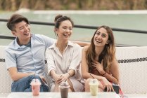 Gruppe junger asiatischer Freunde zusammen in Restaurant mit Drink — Stockfoto