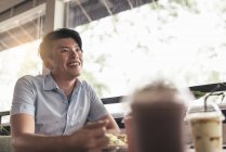 Retrato de jovem bonito asiático homem no restaurante — Fotografia de Stock