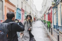 Модна стильна жінка позує на камеру на вулиці — стокове фото