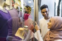 Jovem muçulmano casal janela de compras . — Fotografia de Stock