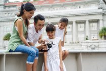 Famiglia esplorare Boat Quay, Singapore — Foto stock