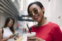 Jovem asiático feminino amigos em conjunto com café no cidade rua — Fotografia de Stock