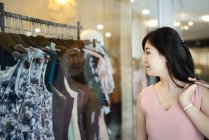 Молода приваблива азіатська жінка купує — стокове фото