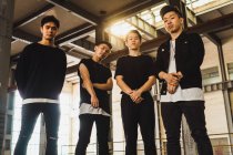 Молода азіатська рок-група позує разом для камери — стокове фото