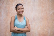 Jovem asiático desportivo mulher com braços cruzados — Fotografia de Stock
