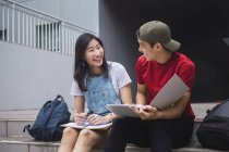 Junge asiatische College-Studenten lernen zusammen — Stockfoto