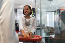 Asiatisches kleines Mädchen mit traditionellem Spiel bei hari raya zu Hause — Stockfoto