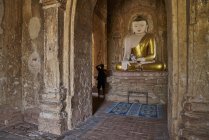 Jovem tirando uma fotografia dentro do antigo templo, Pagode, Bagan, Mianmar — Fotografia de Stock