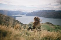 Jeune femme hipster qui s'amuse au parc national Mountain Cook en Nouvelle-Zélande — Photo de stock