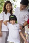 Feliz joven asiático familia juntos - foto de stock