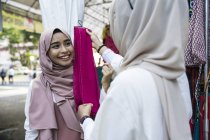 Zwei muslimische Damen kaufen Hidschab. — Stockfoto