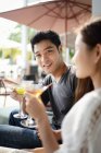 Jeune asiatique couple boire cocktails dans café ensemble — Photo de stock