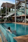 Giovane attraente asiatico uomo relax in piscina — Foto stock