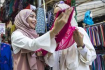 Due signore musulmane che fanno shopping per hijab — Foto stock