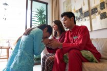 Junge asiatische Familie feiert Hari Raya in Singapore — Stockfoto