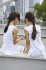 Zwei Mädchen erkunden Bootsanlegestelle, singapore — Stockfoto