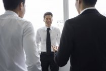 Молоді азіатські ділові чоловіки разом в сучасному офісі — стокове фото