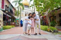 Feliz jovem asiático família juntos viajando em Arab Street em Cingapura — Fotografia de Stock