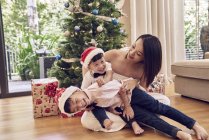 Щаслива азіатська сім'я святкує Різдво разом — стокове фото