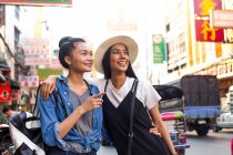 Freundinnen hängen auf der Straße in Chinatown, Bangkok — Stockfoto