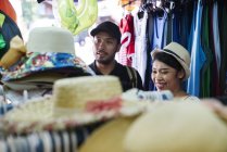 Casal jovem compras em Koh Chang, Tailândia — Fotografia de Stock