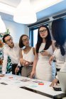 Giovani colleghi asiatici che lavorano insieme in ufficio moderno — Foto stock
