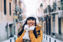 Молода приваблива азіатська жінка позує на вулиці — стокове фото