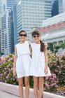 Две девушки, изучающие место Раффлза, Сингапур — стоковое фото