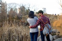 Touristes asiatiques prenant des photos à Central Park, New York, États-Unis — Photo de stock