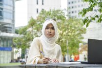Giovane donna malese in un Tudung firma documenti in frustrazione — Foto stock