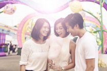 Felizes jovens adultos asiáticos amigos com algodão doce — Fotografia de Stock