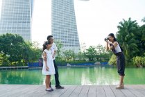 Familia explorando Jardines junto a la bahía con una cámara en Singapur - foto de stock