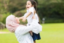 Carino asiatico madre e figlia spendere tempo insieme a parco — Foto stock