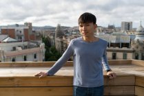 Junger Chinese posiert für die Kamera — Stockfoto