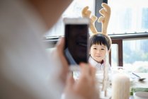Felice padre asiatico scattare foto del figlio a Natale a casa — Foto stock