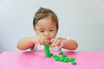 Молода маленька азіатська дівчинка-малюк грає з освітніми іграшками — стокове фото